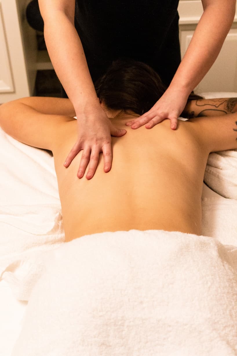 Entspannende Rückenmassage in ruhiger Atmosphäre